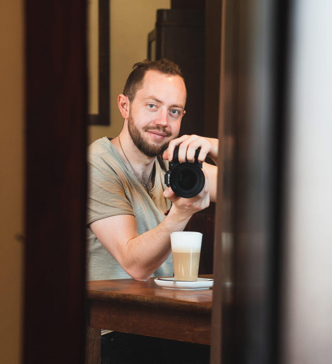 Poland Insiders photographer Andrzej Tokarski taking a selfie in a Warsaw coffee shop