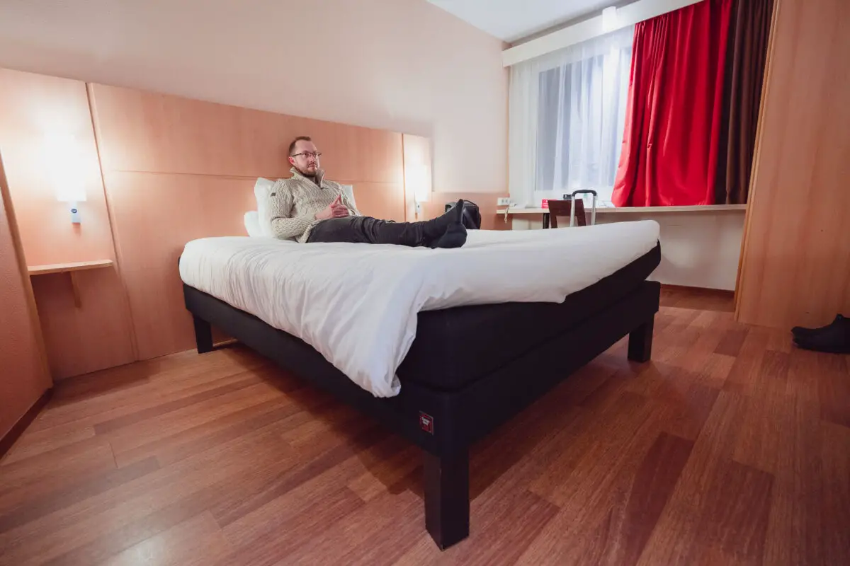 Poland Insiders photographer Andrzej is relaxing in an Ibis room.